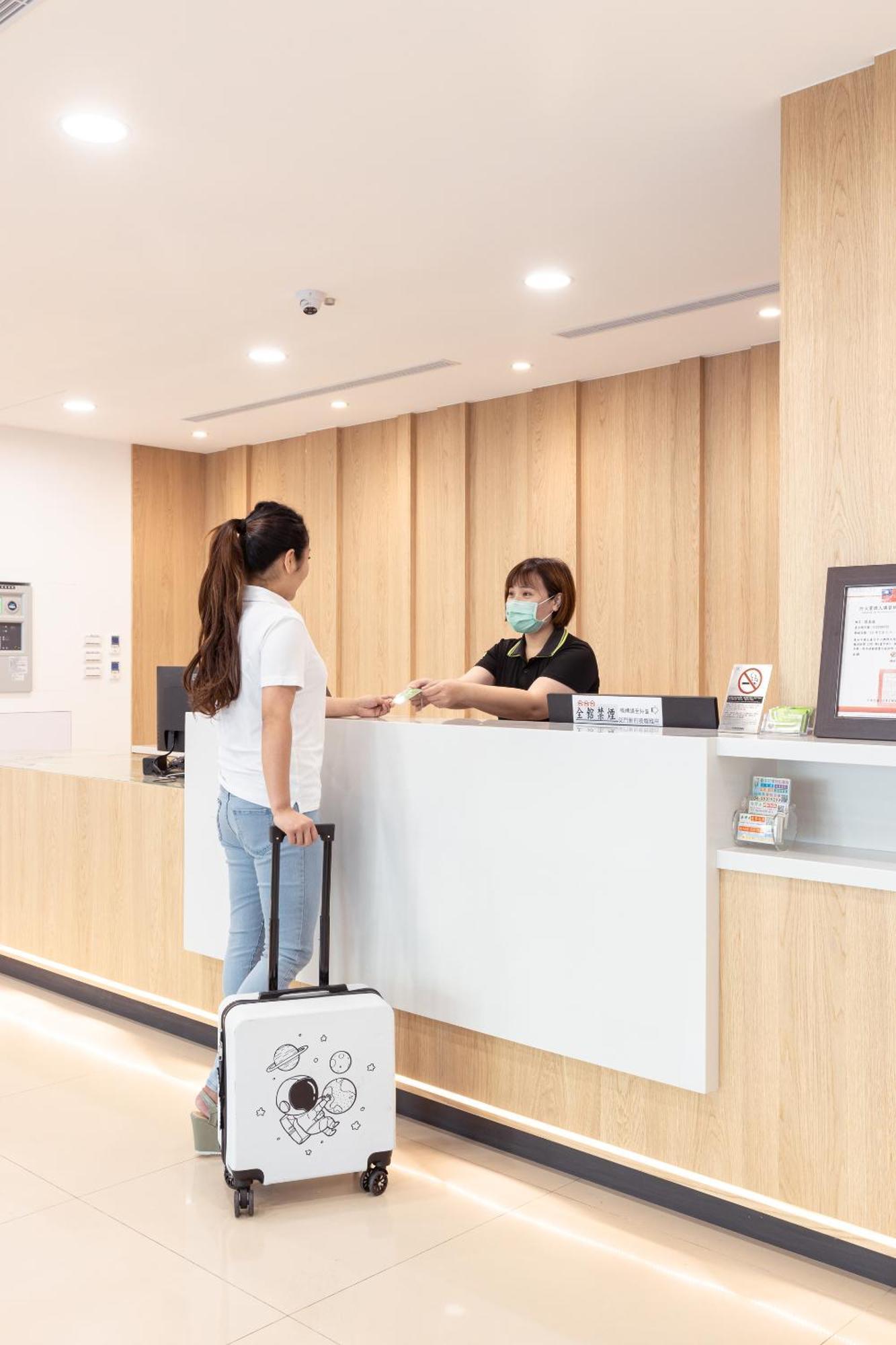 Kiwi Express Hotel - Zhongqing Тайчжун Экстерьер фото