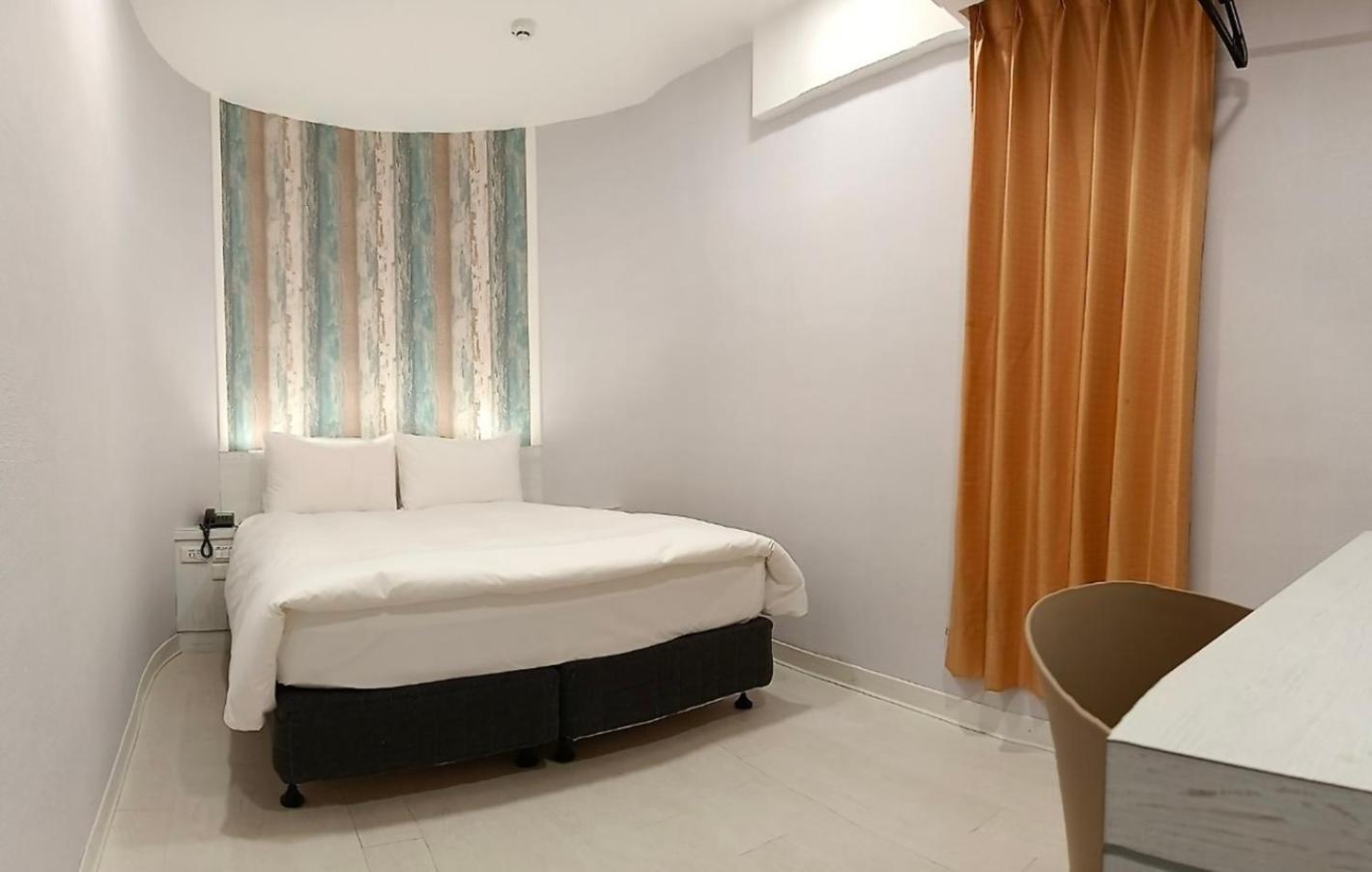 Kiwi Express Hotel - Zhongqing Тайчжун Экстерьер фото